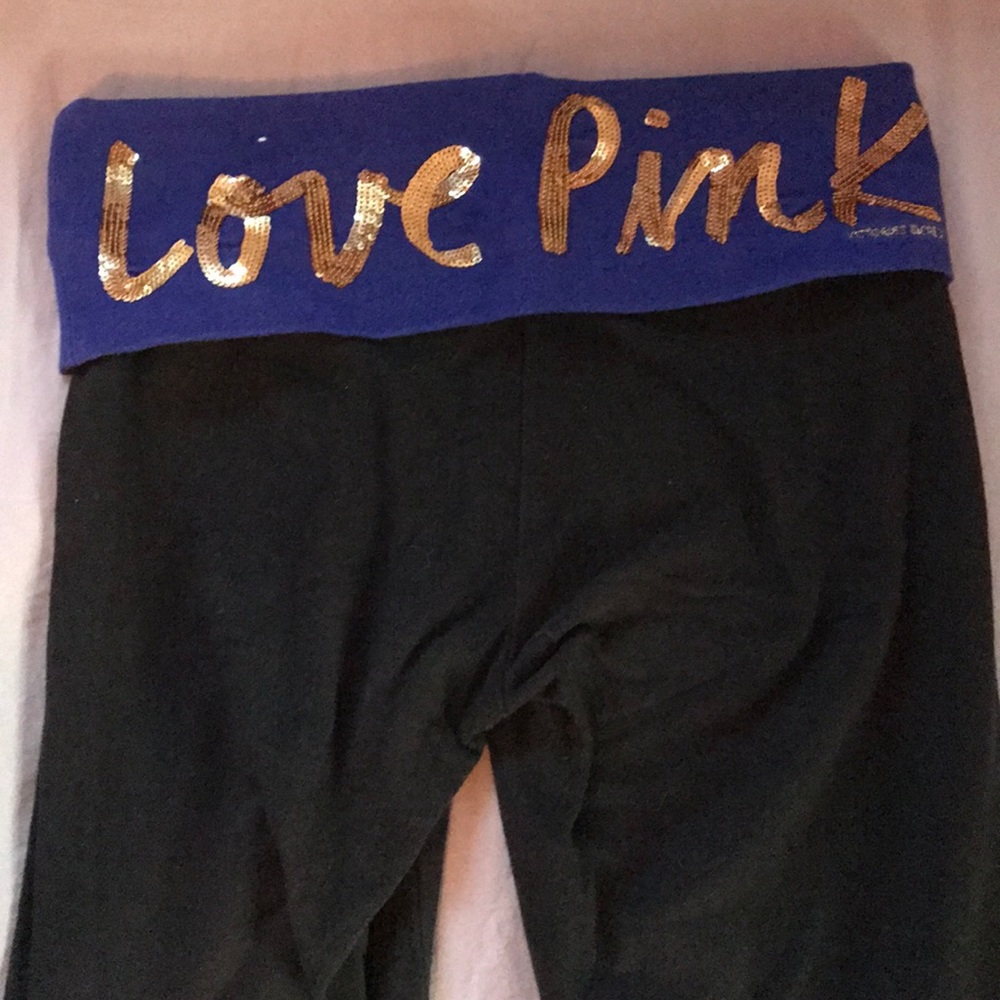 VS’s PINK cropped yoga pants